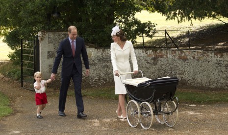 Pangeran George digandeng ayahnya Pangeran William dan berjalan dengan ibunya Kate Middleton.