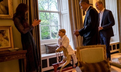 Pangeran George mengenakan baju mandi atau bathrobe saat bertemu dengan Presiden AS Barack Obama.