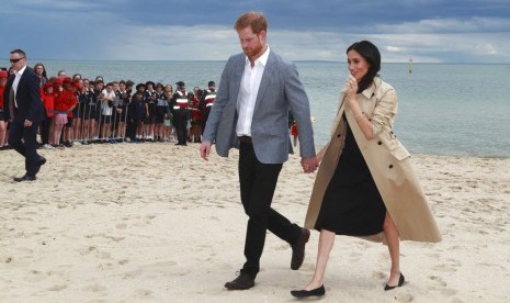 Pangeran harry dan istrinya Meghan Markle di South Melbourne Beach di Melbourne, Australia, Kamis (18/10).