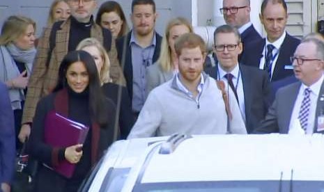 Pangeran Harry dan istrinya Meghan Markle saat tiba di Bandara Sydney, Australia, Senin (15/10).