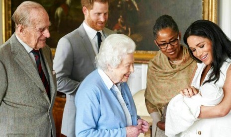 Pangeran Harry dan Meghan Markle bersama ibunda Meghan, Doria Ragland, menunjukkan putra mereka Archie Harrison Mountbatten-Windsor kepada Ratu Elizabeth II dan Pangeran Philip di Windsor Castle, Inggris, Rabu (8/5/2019). Pangeran Charles dikabarkan sempat bertanya kepada istrinya, Camilla, tentang kemungkinan anak Harry-Megah berkulit gelap.