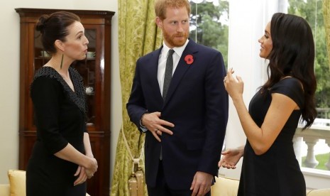 Pangeran Harry dari Inggris dan istrinya Meghan Markle bertemu Perdana Menteri Selandia Baru Jacinda Ardern (kiri) di Government House di Wellington, Selandia Baru, Ahad (28/10).