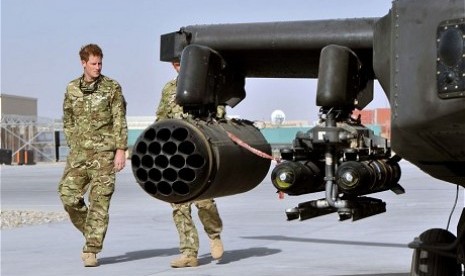 Pangeran Harry ditunjukkan ke salah satu unit helikopter tempur Apache oleh salah satu anggota skuadron di Kamp Bastion, Afghanistan