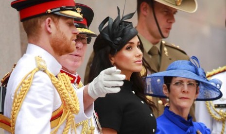 Pangeran Harry (kiri) dan istrinya Meghan Markle (tengah) menghadiri pembukaan Anzac Memorial di Hyde Park in Sydney, Australia, Sabtu (20/10).