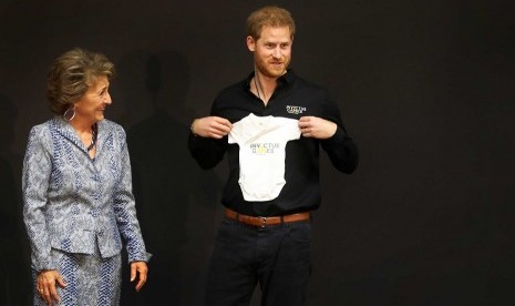 Pangeran Harry mendapat pakaian bayi dari Putri Margriet.