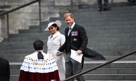 Pangeran Harry menggandeng istrinya, Meghan Markle di depan St Pauls Cathedral, London, Inggris, 3 June 2022. Keduanya memiliki serial dokumenter Netflix.