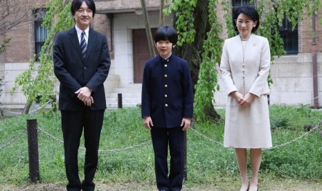 Pangeran Hisahito ditemani kedua orang tuanya Pangeran Akishino dan Putri Kiko berpose di sekolah menengah pertama Ochanomizu University di Tokyo, Jepang, 8 April 2019. 