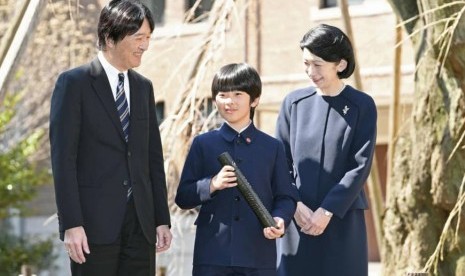 Pangeran Hisahito (tengah) dari Jepang bersama orang tuanya Pangeran Akishinodan Putri Kiko.