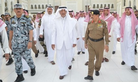 Pangeran Khalid Al-Faisal  bersama para penjaga keamanan Masjidil Haram.