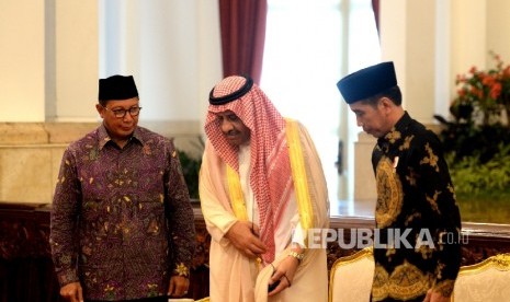 Pangeran Khalid bin Sultan bin Abdul Aziz Alu Suud (tengah) bersama Presiden Joko Widodo (kanan) didampingi Menag Lukman Hakim Saifuddin (kiri) saat silaturahim di Istana Negara, Jakarta, Kamis (4/5).