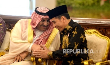 Pangeran Khalid bin Sultan bin Abdul Aziz Alu Suud berjabat tangan dengan Presiden Joko Widodo (kanan) usai memberikan sambutan saat acara silaturahim di Istana Negara, Jakarta, Kamis (4/5). 