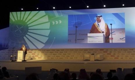 Pangeran Sultan bin Salman dari Arab Saudi berbicara di KTT Luar Angkasa Global di Abu Dhabi, Uni Emirat Arab pada 8 Maret 2016. Dia berbagi pengalaman sebagai orang Arab dan Muslim pertama yang pergi ke luar angkasa dengan pesawat Discovery NASA.  Komisi Luar Angkasa Arab Saudi meluncurkan program astronaut pertama Kerajaan yang akan mengirim wanita pertama ke luar angkasa pada 2023, Kamis (22/9/2022). Arab Saudi Berencana Kirim Astronaut Wanita ke Luar Angkasa pada 2023