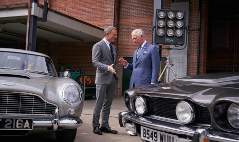 Pangeran Wales mengunjungi Studio Pinewood tempat lokasi syuting James Bond dan bertemu Daniel Craig, (20/6).