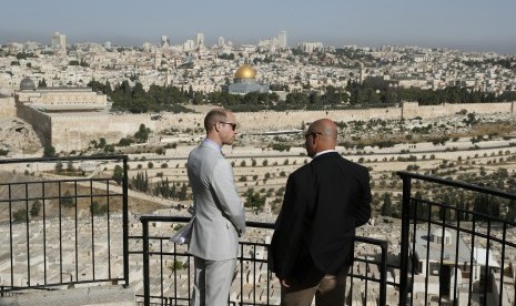 Pangeran Wiliam (kiri) berbincang dengan Konsul Jenderal Inggris untuk Yerusalem Phillip Hall di Bukit Zaitun, Yerusalem, sembari menikmati pemandangan Kota Tua dengan latar kubah emas dari masjid Dome of the Rock, Kamis (28/6).