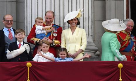 Pangeran William berdampingan dengan istrinya Kate Middleton saat menggendong si bungsu Pangeran Louis. Pangeran George dan Putri Charlotte yang berdiri di depan kedua orang tuanya turut hadir di balkon Buckingham Palace saat parade Trooping of the Colour Ulang Tahun Ratu Inggris pada 8 June 2019. Pasangan bangsawan Inggris ini terkenal amat terlibat dalam pengasuhan ketiga buah hatinya. Anak-anak Pangeran William-Kate terkenal suka makan sayur.