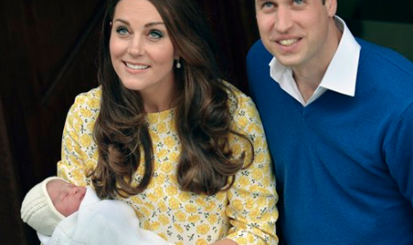 Pangeran William bersama Kate dan putri mereka saat meninggalkan St. Mary Hospital eksklusif Lindo Wing, London, Sabtu 2 Mei 2015. 