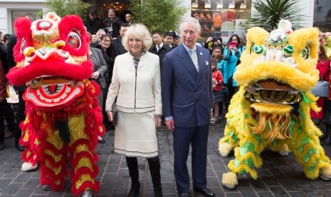 Pangeran William dan Camilla Parker dalam perayaan Imlek di London, Inggris.