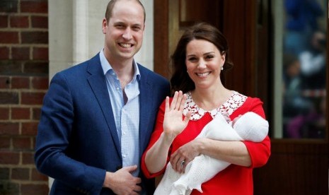 Pangeran William dan istrinya Kate mengenalkan bayi laki-laki mereka kepada publik.