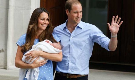  Pangeran William dan istrinya, Kate Middleton bersama bayi mereka yang baru lahir.