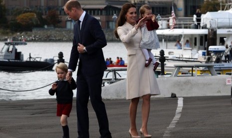 Pangeran William dan Kate Middleton bersama kedua anak mereka saat melakukan lawatan ke Kanada.