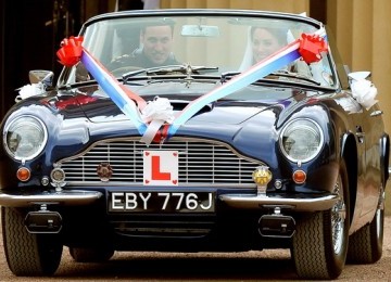 Pangeran William dan Kate Middleton mengendarai Aston Martin Volante keluar dari Istana Buckingham