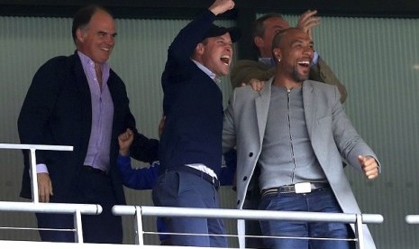 Pangeran William (kedua kiri) bersama mantan pesebakbola John Carew saat menyaksikan pertandingan Aston Villa vs Derby County di Stadion Wembley.