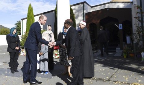 Pangeran William (kedua kiri) dengan ditemani Perdana Menteri Selandia Baru Jacinda Ardern (tengah) berkunjung ke Masjid Al Noor di Christchurch, Selandia Baru, Jumat (26/4).