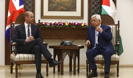 Pangeran William (kiri) berbincang dengan Presiden Palestina Mahmoud Abbas di Ramallah, Tepi Barat, Rabu (27/6).