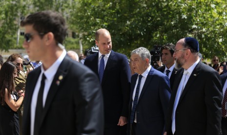  Pangeran William (tengah) tiba di monumen Yad Vashem Holocaust di Yerusalem, Selasa (26/6). 