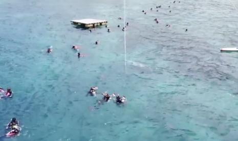 Pangkalan Angkatan Laut (Lanal) Ternate mengibarkan bendera merah putih di bawah laut perairan Pantai Falajawa, Kota Ternate, Maluku Utara, pada Rabu (17/8), 