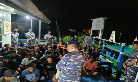 TNI AL Akan Perkuat Lanal Balikpapan Jadi Lantamal . Foto:   Pangkalan TNI AL (Lanal) Balikpapan menangkap 47 anak buah kapal (ABK) dan delapan kapal motor (klotok) yang mencuri batu bara di wilayah Muara Kembang Buoy 17 Samarinda, Kalimantan Timur, Senin (17/1). Mereka diamankan saat sedang beraksi memindahkan batu bara dari tongkang ke kapal motor.