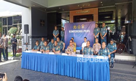 Pangkoarmada RI Laksamana Madya TNI Denih Hendrata menggelar konferensi pers terkait penembakan bos rental mobil oleh anggota TNI AL.