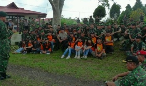 Pangkostrad di depan peserta Ekspedisi NKRI Subkorwil Minahasa.