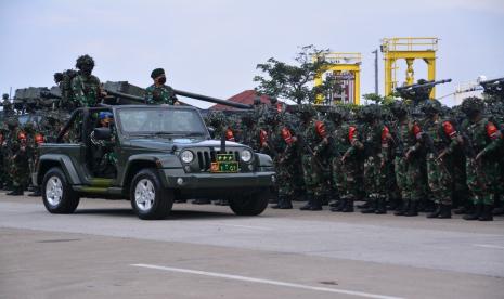 Pangkostrad Letjen Dudung Abdurachman memimpin Upacara Pemberangkatan Latihan Antar Kecabangan (Ancab) Brigif Raider 13 Divisi Infanteri 1 Kostrad TA 2021 di Pelabuhan Merak Cilegon, Banten, Rabu (03/11/2021).