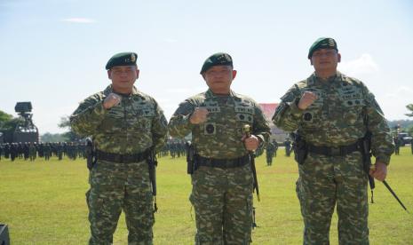 Pangkostrad Letjen Dudung Abdurachman (tengah) bersama Kunto Arief Wibowo (kanan) dan Mayjen Wanti Waranei Franky Mamahit (kiri) di Markas Divif 3/Kostrad, Pakatto, Kabupaten Gowa, Sulawesi Selatan, Rabu (7/7). 