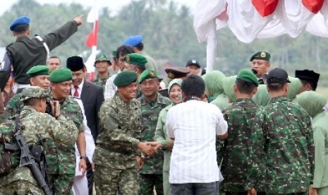  Pangkostrad Letjen Gatot Nurmantyo disambut anggota TNI dan warga setibanya di Kecamatan Seunudon, Aceh Utara, Aceh, Sabtu (17/8).