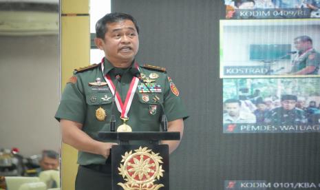 Pangkostrad Letjen Maruli Simanjuntak menjadi kandidat kuat KSAD.