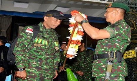 Pangkostrad Letjen Mulyono menyambut kedatangan tim petembak TNI AD.