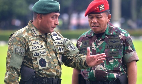 Pangkostrad Letjen TNI Edy Rahmayadi (kiri) berbincang  dengan Danjen Kopassus Mayjen TNI Muhammad Herindra (kanan)  usai mengikuti Upacara Gabungan TNI, Polri dan Aparat Pemprov DKI  Jakarta di Markas Kodam  Jaya/Jayakarta, Cawang, Jakarta, Rabu (17/2)