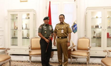 Pangkostrad Letnan Jenderal TNI Besar Harto Karyawan melakukan kunjungan ke Balai Kota DKI Jakarta, dan bertemu dengan Gubernur DKI Jakarta Anies Rasyid Baswedan, pada Selasa (12/2). 