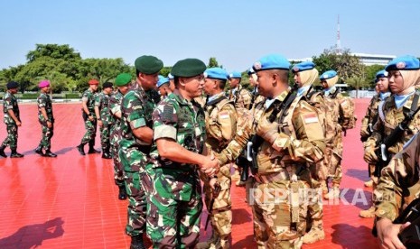 Pangkostrad Letnan Jenderal TNI Besar Harto Karyawan, menghadiri pemberangkatan 850 personel Satuan Tugas (Satgas) TNI Kontingen Garuda (Konga) XXXIX-B Batalyon Gerak Cepat (BCG) MONUSCO, di bawah pimpinan Dansatgas Kolonel Inf Daniel S.P. Lumbanraja di Plaza Mabes TNI, Cilangkap, Jakarta Timur, Senin (18/11/2019).