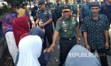 Panglima Daerah Militer (Pangdam) III Siliwangi Mayjen Muhammad Herindra mengunjungi penghuni komplek Wijaya Kusuma di Kecamatan Tawang, Kota Tasikmalaya pada Senin, (5/6). Dalam  kunjungannya, ia berjanji menyelesaikan sengketa kepemilikan lahan yang dihadapi warga. 