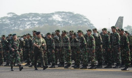 Panglima Jenderal TNI Gatot Nurmantyo memeriksa prajurit TNI saat upacara pelepasan prajurit di Lanud Halim Perdana Kusuma, Jakarta, Kamis (10/9).   (Republika/Raisan Al Farisi)