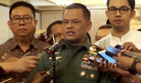 Panglima Jenderal TNI Gatot Nurmantyo (tengah).