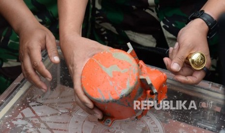 Panglima Ko Armada 1 Laksda Yudo Margono menunjukan CVR Lion Air JT 610 yang berhasil ditemukan oleh Dislambair TNI AL di Perairan Karawang, Jawa Barat, Senin (14/1/2019)