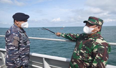 Panglima Koarmada 1 Laksamana Muda TNI Abdul Rasyid K. (kanan) bersama Komandan Gugus Keamanan Laut (Danguskamla) Laksamana Pertama TNI Yayan Sofiyan (kanan) menyaksikan pencarian korban dan puing dari pesawat Sriwijaya Air SJ 182 dari KRI Rigel-933 di perairan Kepulauan Seribu, Jakarta, Senin (11/1/2021). Pesawat Sriwijaya Air SJ 182 yang hilang kontak pada Sabtu (9/1) sekitar pukul 14.40 WIB di ketinggian 10 ribu kaki tersebut membawa enam awak dan 56 penumpang.