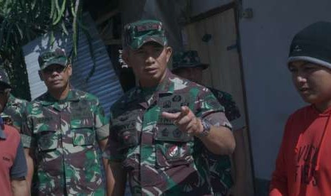 Panglima Kodam IX Udayana, Mayjen TNI Beny Susianto, meninjau pembersihan puing di Dusun Dasan Geria Selatan, Desa Dasan Geria, Kecamatan Lingsar Lombok Barat (Lobar), Sabtu (18/8).