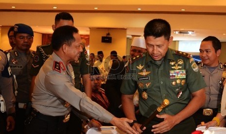 Kapolda Metro Jaya Irjen. Pol Tito Karnavian (kiri) bersama Panglima Kodam Jaya Mayjen Agus Sutomo (kanan) saat acara silaturahmi  tokoh dan organisasi masyarakat di Jakarta, Selasa (21/7).  (Republika/Raisan Al Farisi)