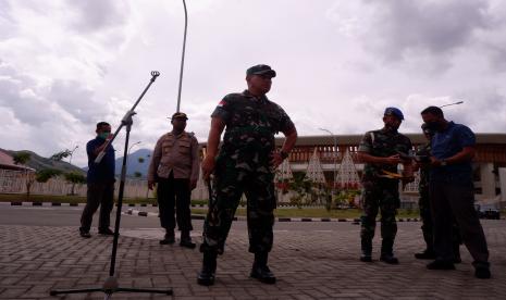 Panglima Kodam (Pangdam) XVII/Cenderawasih Mayjen Teguh Muji Angkasa (tengah) memberikan keterangan kepada wartawan di sela peninjauan pengamanan kunjungan Presiden Joko Widodo di Stadion Lucas Enembe, Sentani, Jayapura, Papua, Senin (29/8/2022). Mayjen Teguh mengakui, enam personel TNI AD ditahan terkait kasus pembunuhan di Timika, Kabupaten Mimika.