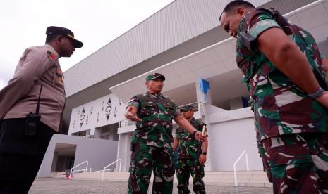 Panglima Kodam (Pangdam) XVII/Cenderawasih Mayjen TNI Teguh Muji Angkasa (trngah) berbincang dengan Kapolres Jayapura AKBP Fredrickus W.A Maclarimboen (kiri) sebelum memberikan keterangan kepada wartawan di sela-sela peninjauan pengamanan kunjungan Presiden Joko Widodo di Stadion Lucas Enembe, Sentani, Jayapura, Papua, Senin (29/8/2022). Pangdam XVII/Cenderawasih memberikan keterangan bahwa telah mengamankan enam prajurit TNI AD yang diduga terlibat kasus pembunuhan dan mutilasi warga sipil asal Nduga di Timika, Papua. 